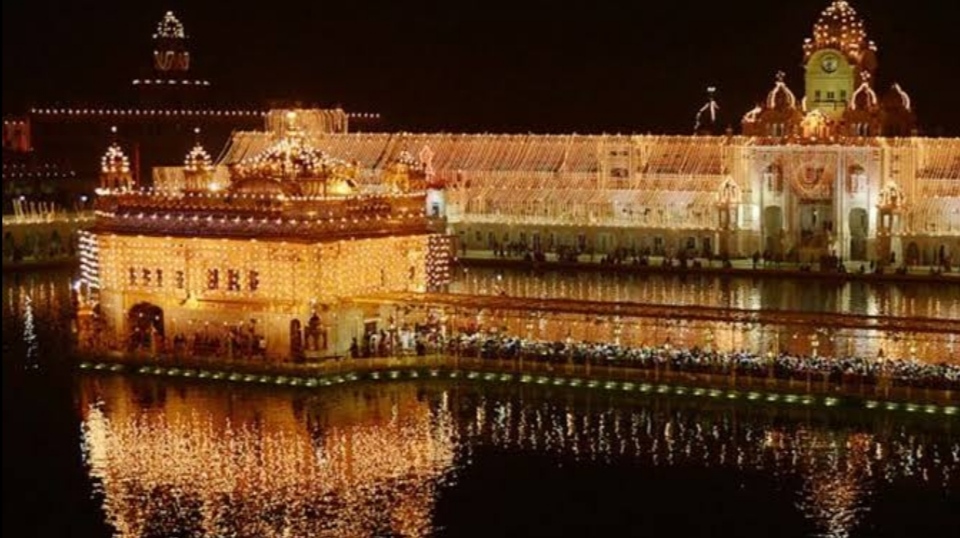 Thousands of devotees pay obeisance at Sri Harimandir Sahib on Diwali and Bandi Chhor Diwas
