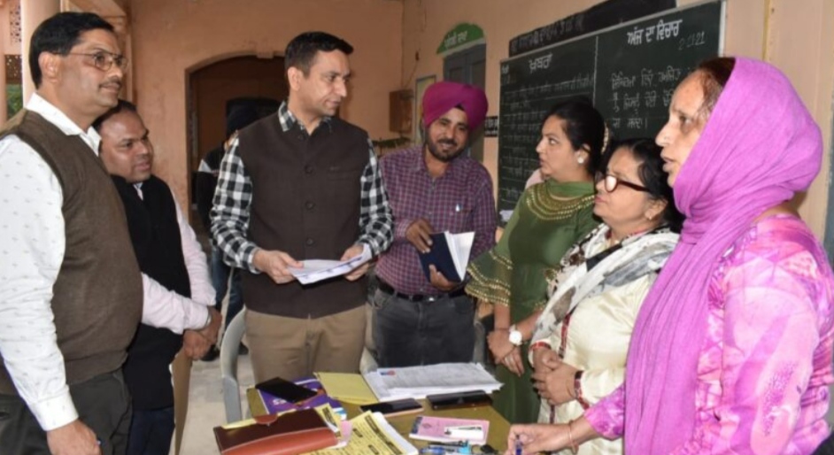 Deputy Commissioner Ghanshyam Thori made a surprise visit to the polling booths to check the functioning of the special camps