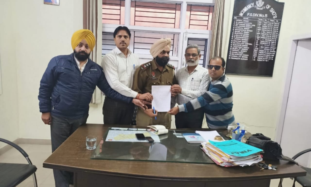 The anger of the journalists of Digital Media Association (DMA) erupted against the younger leader of Jalandhar, the complaint was submitted to the police officer.