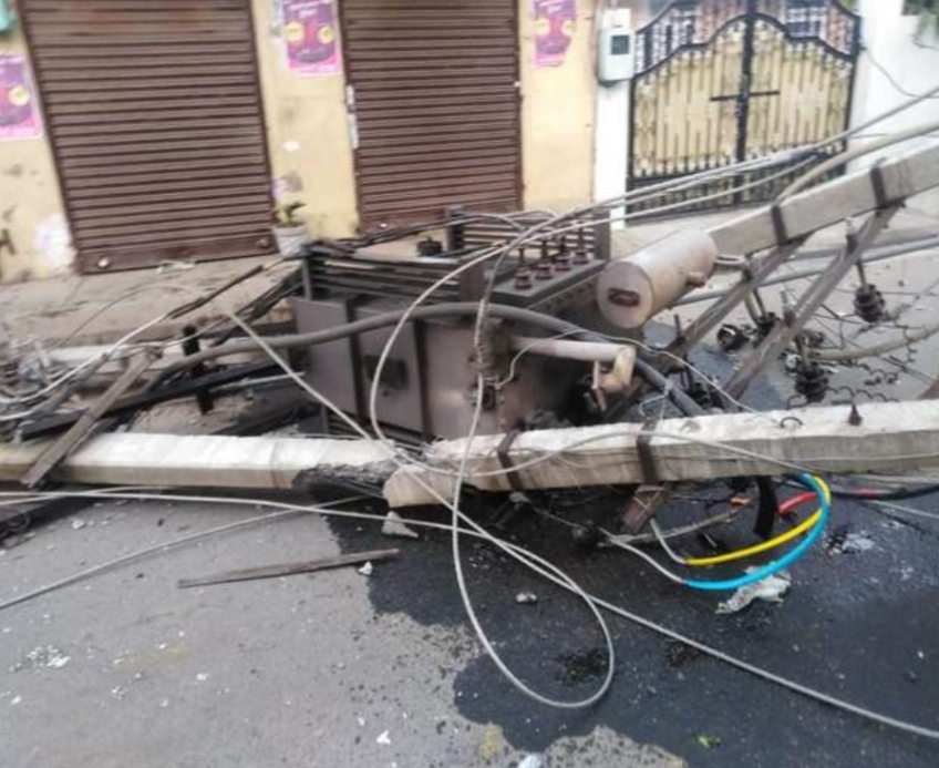 Uncontrollable truck collided with electric pole in Bashirpura, Jalandhar, many vehicles including transformer damaged