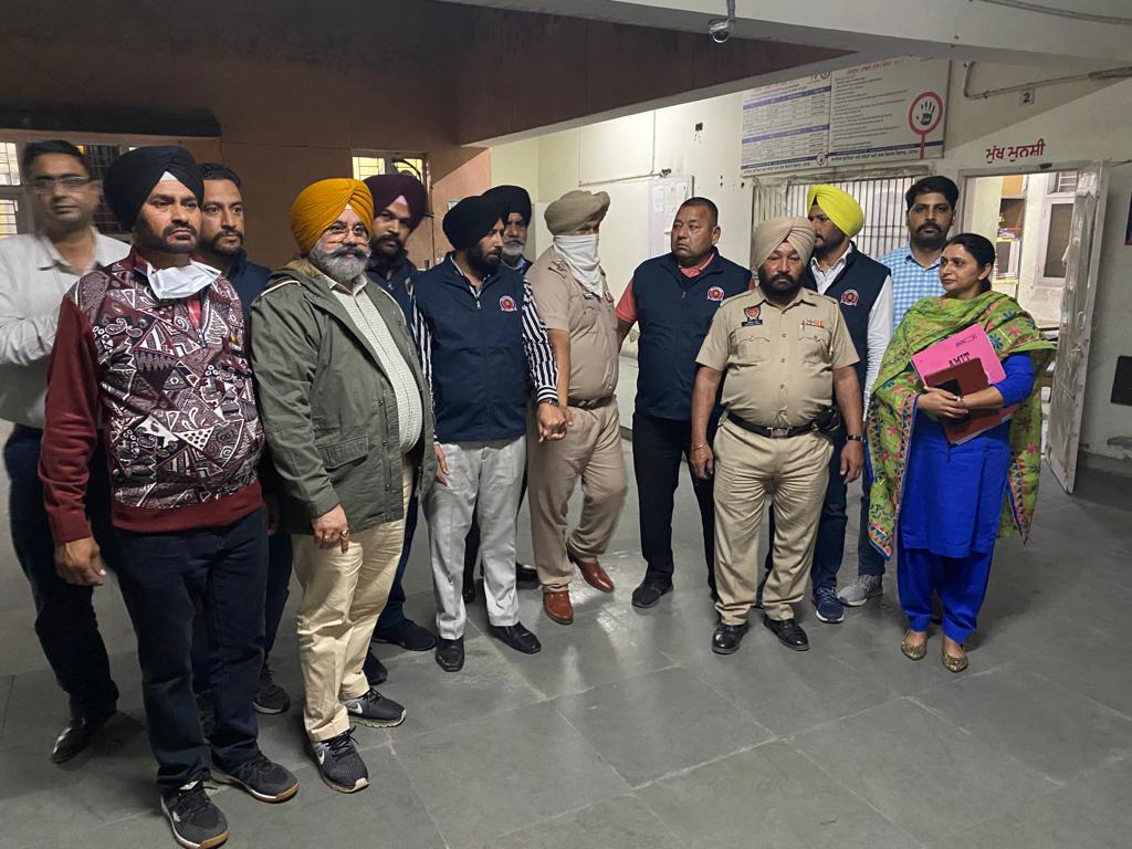 Vigilance team arrested SHO of police station Bhargava camp for taking bribe of ten thousand