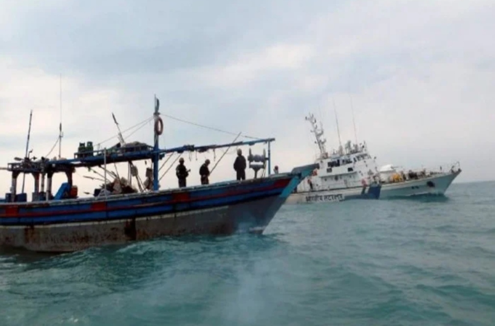 Pakistani Navy opened fire on Indian boat off Gujarat coast, one fisherman died