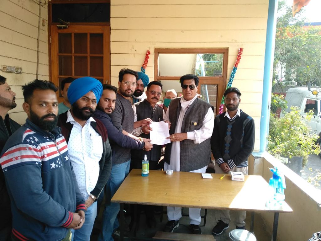 PSPCL's electricity employees demonstrated with their demands, gave demand letter to former minister Avtar Henry