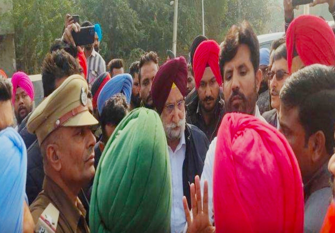 Protesters gherao Deputy CM Sukhjinder Singh Randhawa and Transport Minister Raja Vading, shouting slogans