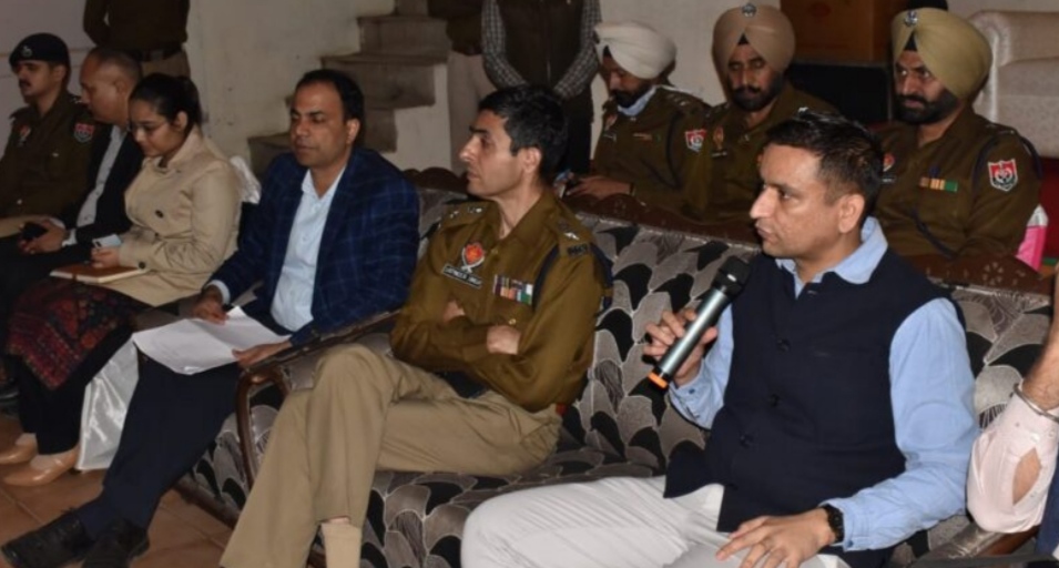 Deputy commissioner Ghanshyam Thori told the transporters that sand should be made available at the prescribed rate.