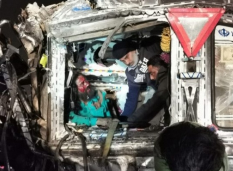 करतारपुर जंगे आजादी के निकट ट्रक और बस की आमने सामने की भीषण टक्कर 1 की मौत कई लोग घायल