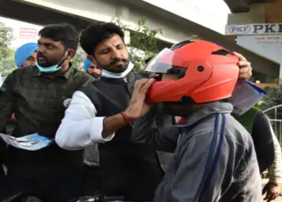 Today 'No Challan Day' in Jalandhar, Transport Minister Raja Vading distributed helmets in Jalandhar