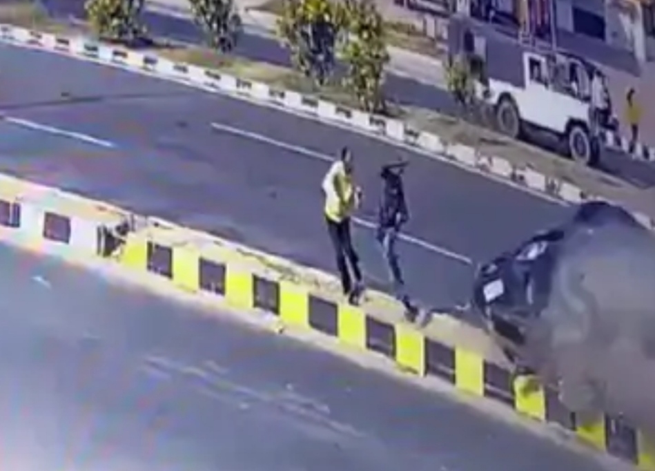 Traumatic accident: The speeding car jumped 10 feet after hitting the pole uncontrollably, 4 people including two people standing on the divider died