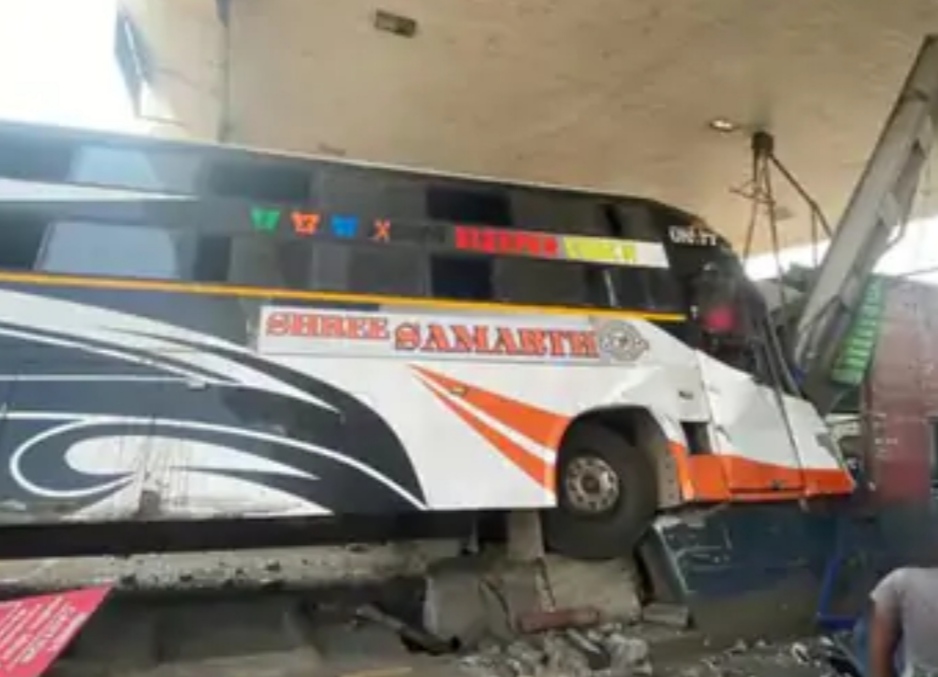 Big news: In Gujarat, a bus full of processions rammed into the toll plaza uncontrollably, 15 people including 3 employees of the toll plaza were injured.
