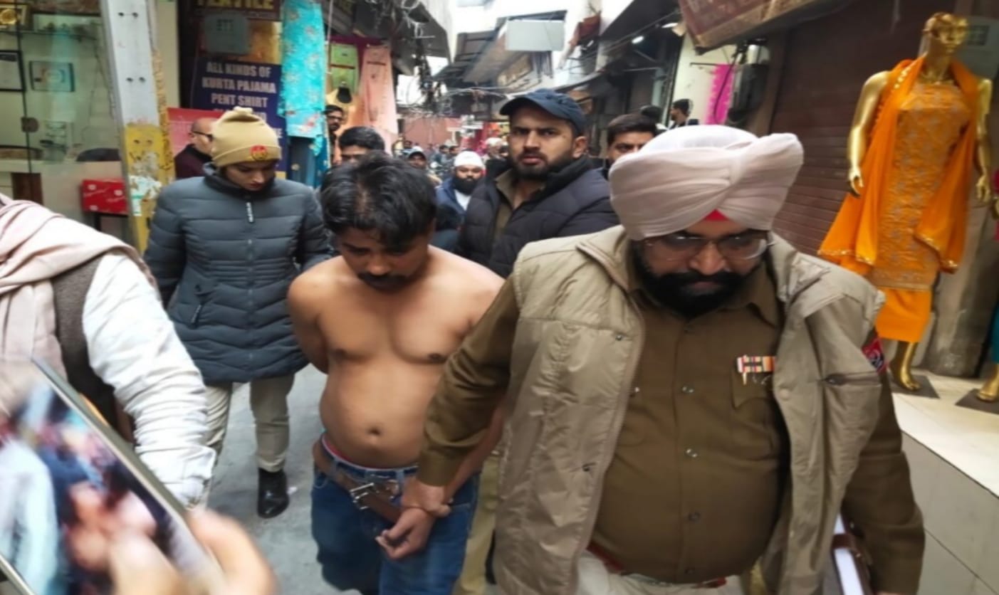 A young man and a girl were caught by shopkeepers and handed over to the police, accusing them of stealing parcels in Jalandhar's Pir Bodla Bazar.