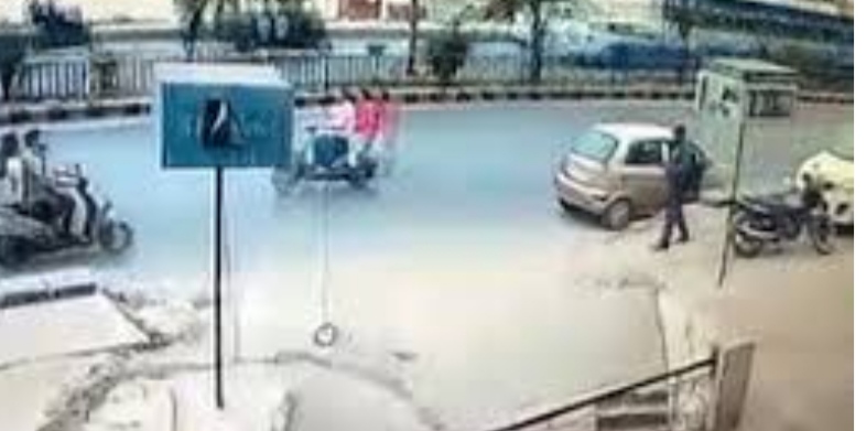 scooty-collided-as-soon-as-the-car-door-opened-when-it-fell-on-the-road-the-bike-crushed-imprisoned-in-cctv