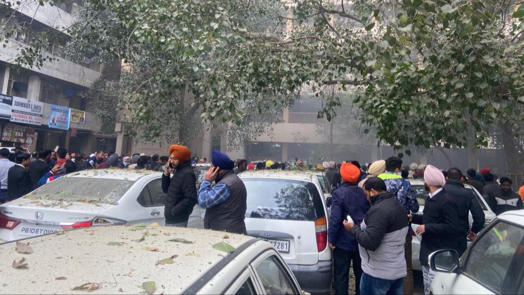 BIG NEWS: Blast in Ludhiana court, 2 killed, windows of vehicles broken in the parking of the premises due to the blast