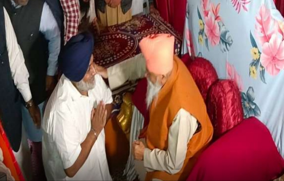 Akali Dal President Sukhbir Badal bowed down in Dera Sachkhand Balla, did election conch shell
