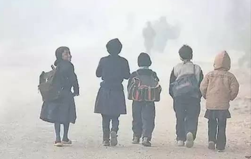 Due to the fog, the opening time of all the schools in Punjab has been changed, now the schools will open at 10 am