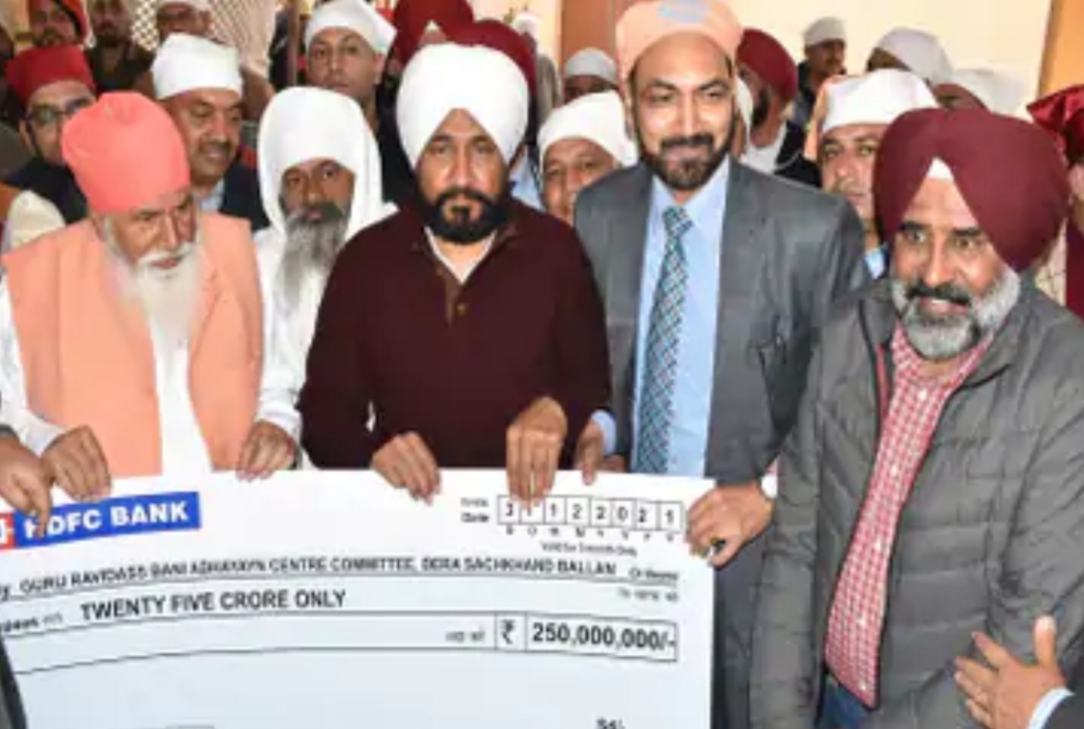 CM Charanjit Channi bowed down in Dera Sachkhand Ballan, handed over a check of 25 crores to the Dera chief for Guru Ravidas Study Center