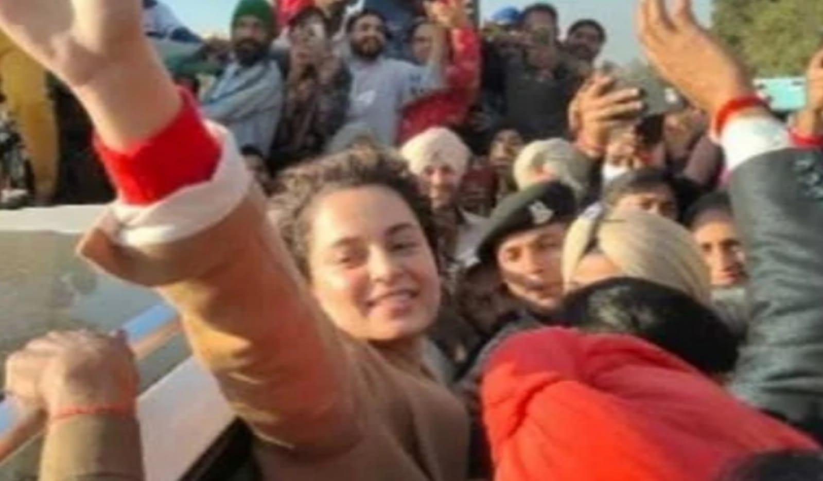 In Punjab, farmers surrounded actress Kangana Ranot's car and raised slogans, after apologizing, Kangana left