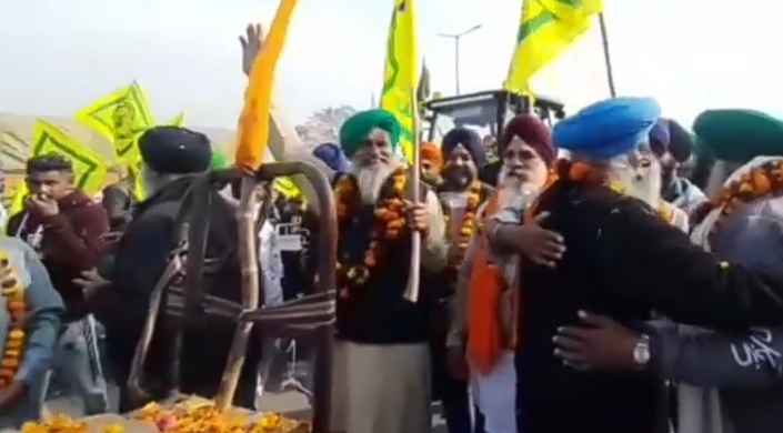 On reaching Jalandhar, various organizations welcomed the farmers by showering flowers on Fateh March
