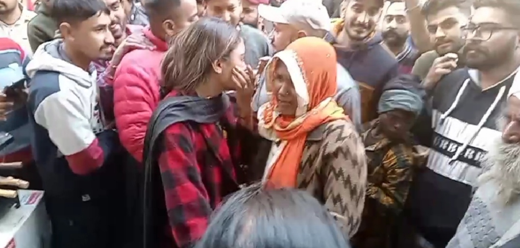 In Jalandhar's Shekhan Bazar, two women who stole mobiles and purses by cutting the bag with a blade were caught by the people and handed over to the police.