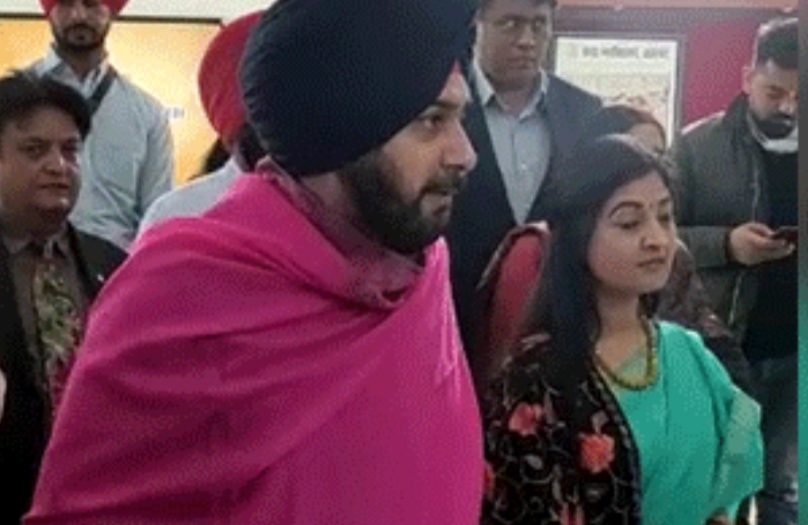 Navjot Sidhu and Alka Lamba met girl students at Girls College, Jalandhar