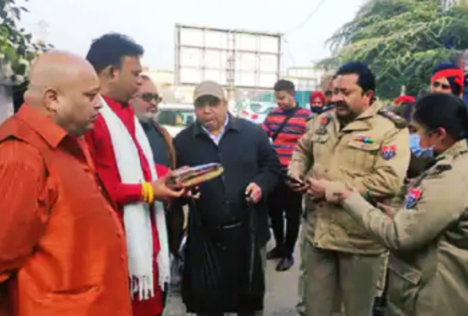 hindu-dharmik-grant-found-outside-at-ludhiana-police-commissioner-office