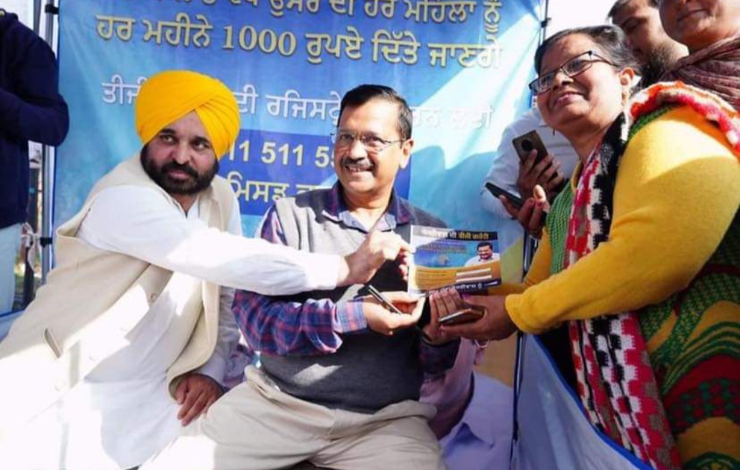 Arvind Kejriwal, who arrived in Jalandhar, Punjab, got the guarantee cards filled by women, said - I am black but with heart, my intention is clear