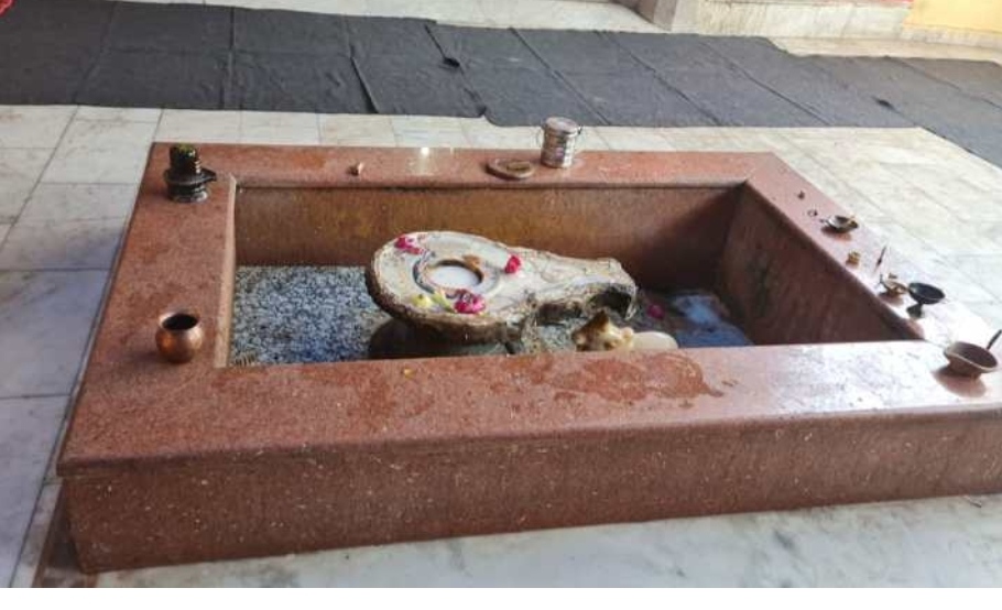 Shameful act of thieves in the temple, thieves took away Shivling, huge anger among devotees