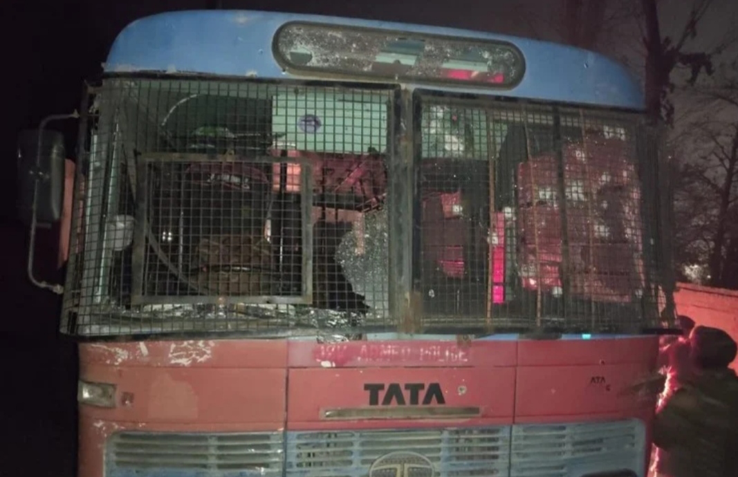 Terrorists attack Jammu and Kashmir Armed Police Bus, two soldiers martyred-12 injured
