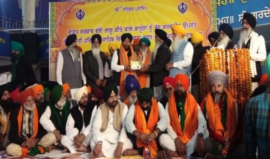 After the victory of the peasant struggle, the farmers bowed down in Sri Harmandir Sahib