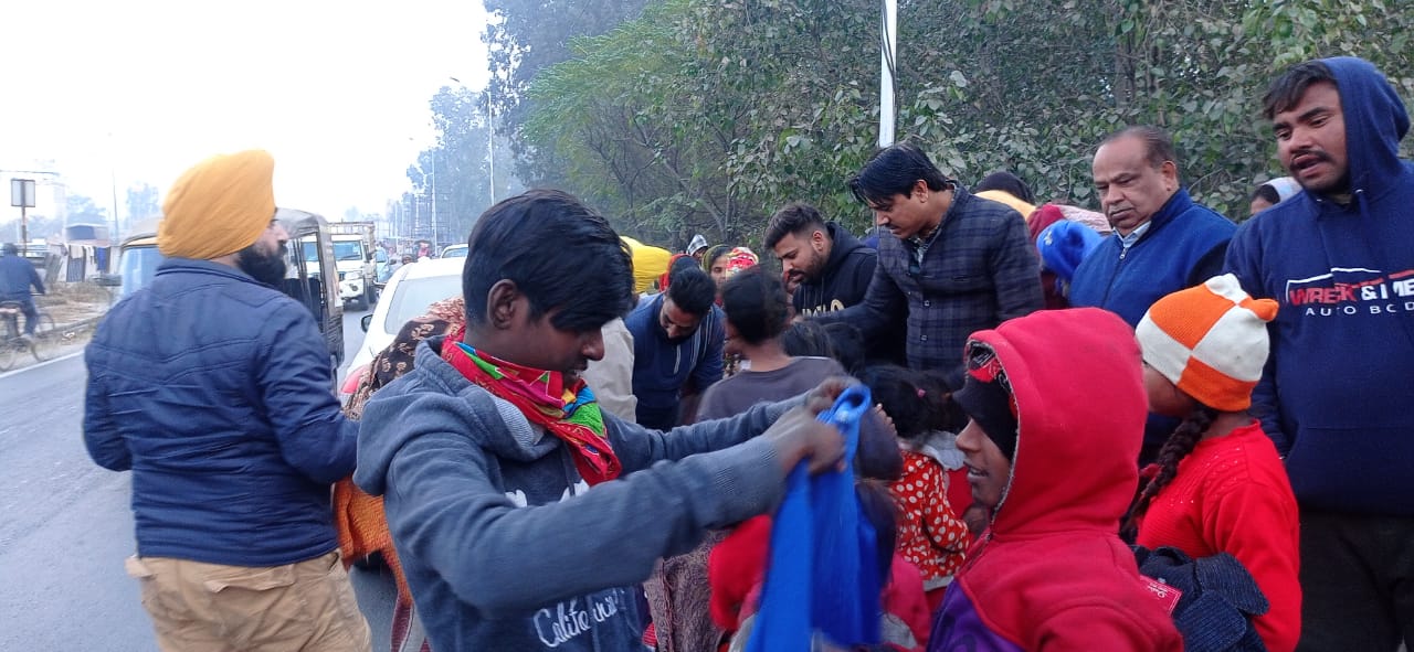 Prayas Welfare Society distributed warm clothes among the needy people, the organization is continuously doing many services to help the people.