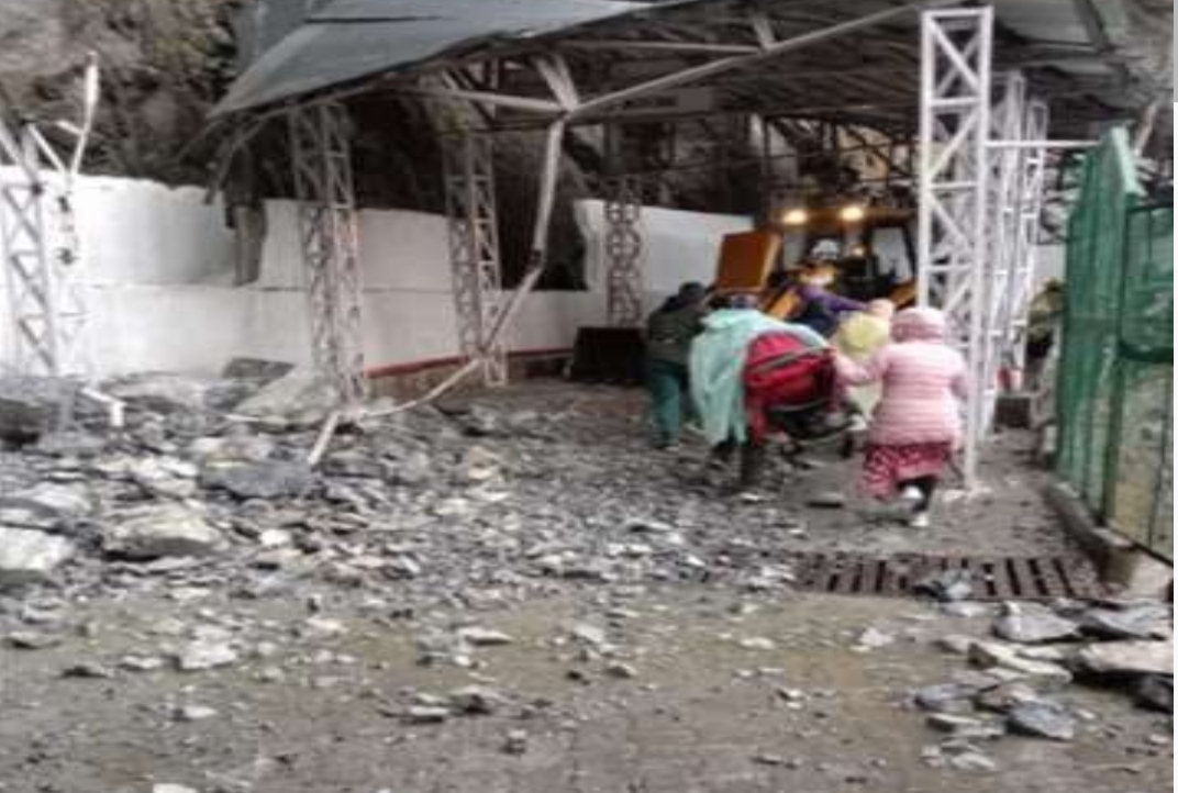 Landslide on Shri Mata Vaishno Devi Bhawan Marg, devotees narrowly escaped
