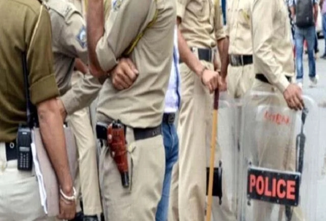 Amidst the election code of conduct, police and paramilitary forces caught cash worth Rs 18 lakh at the block in Ludhiana, Punjab.