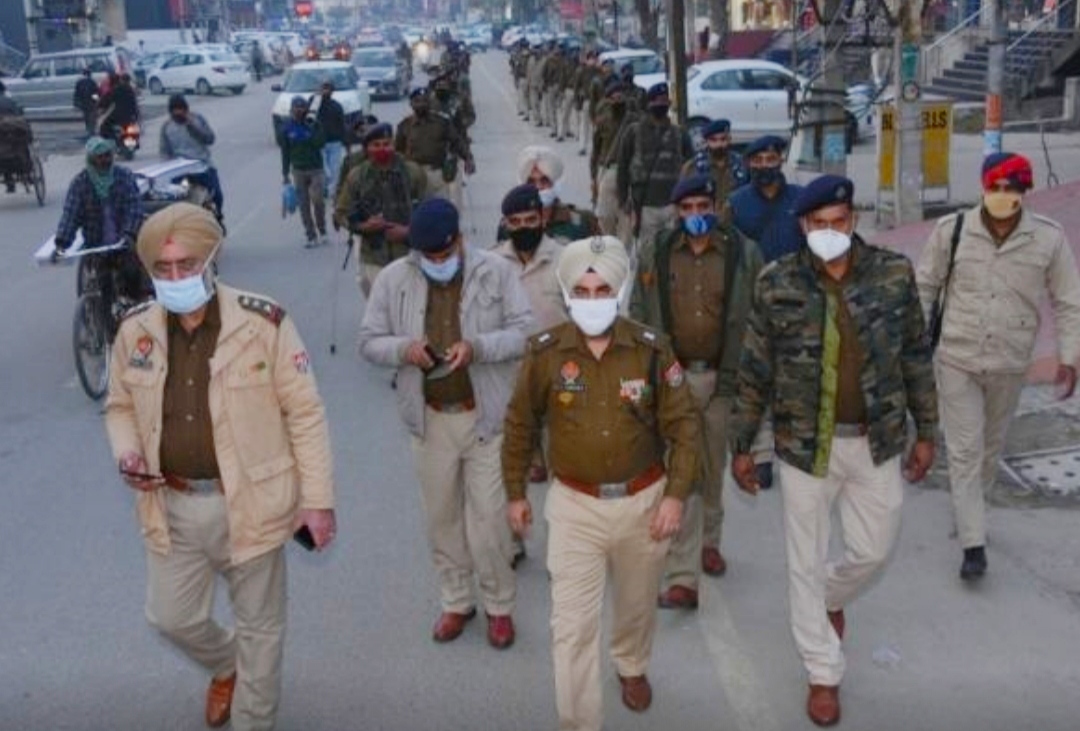 Police took out flag march in Model Town and adjoining areas of Jalandhar in view of elections