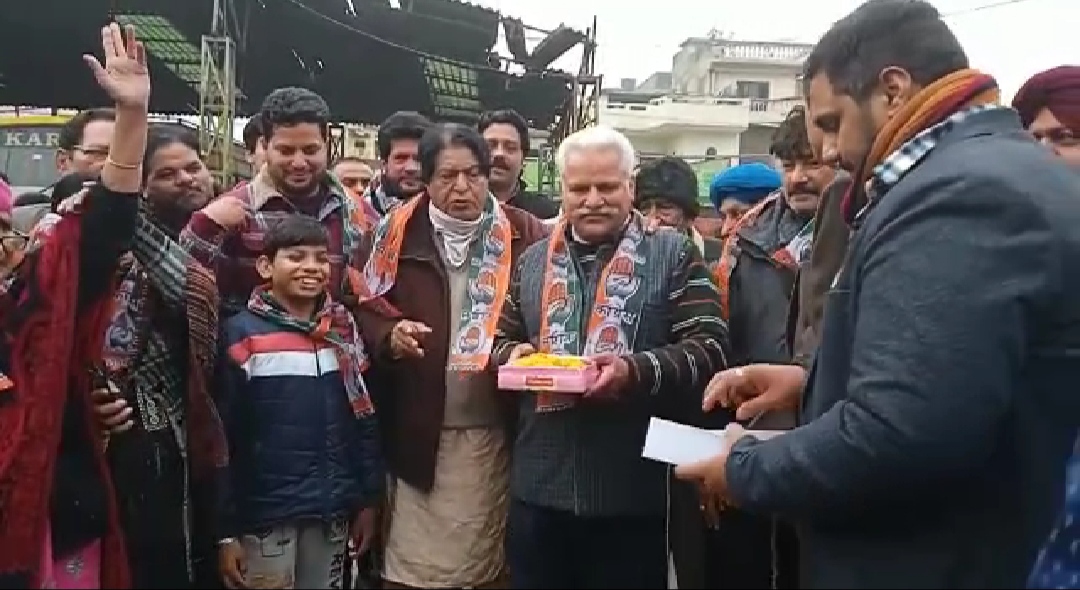 After AAP, BJP's senior leader Satish Dheer, along with his supporters, returned to the Congress under the leadership of Henry.