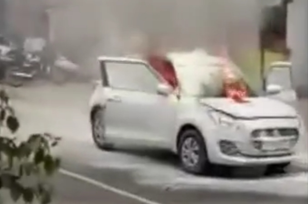 The car burnt to ashes due to a sudden fire, the driver saved his life by running away