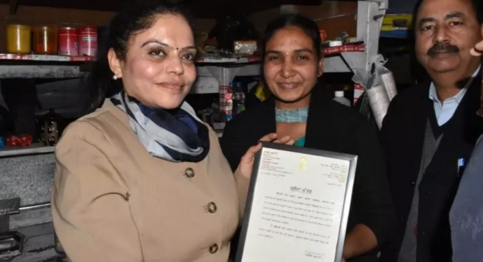 Chairperson of Punjab State Women's Commission met with two women running food stalls in Jalandhar, handed over letters of appreciation