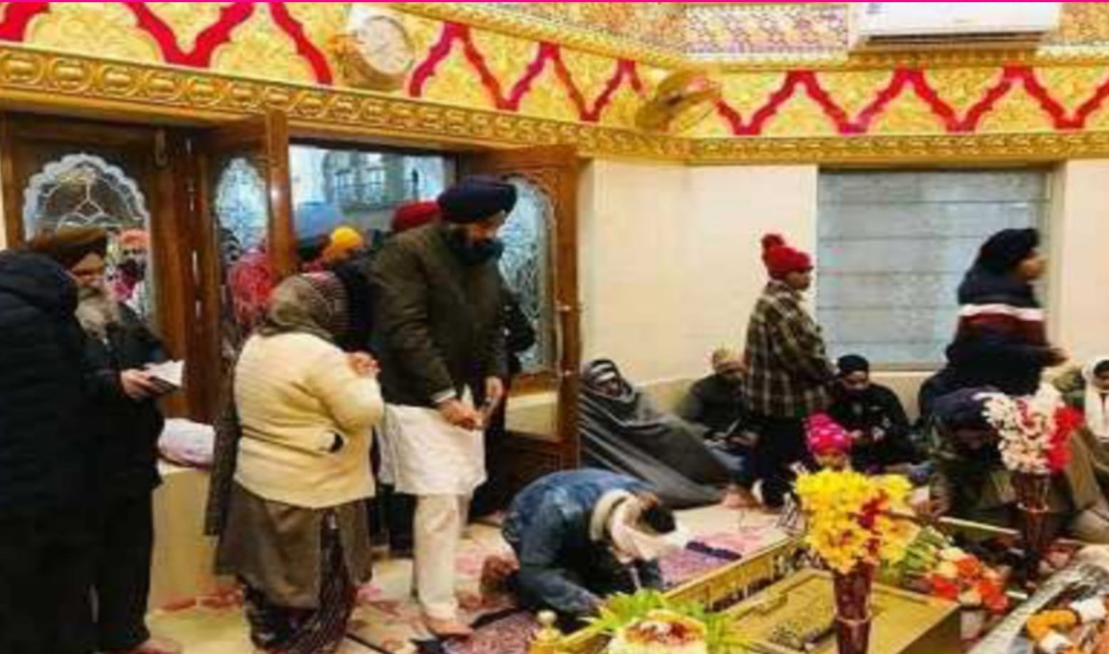 Former minister Bikram Majithia, who is absconding in drug case, bowed his head in Gurdwara Sahib, photo viral on internet media