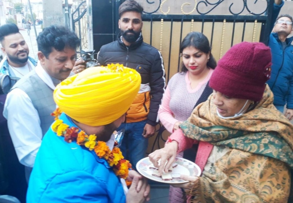 AAP's chief ministerial candidate Bhagwant Mann reached Jalandhar, did door to door campaigning with Raman Arora