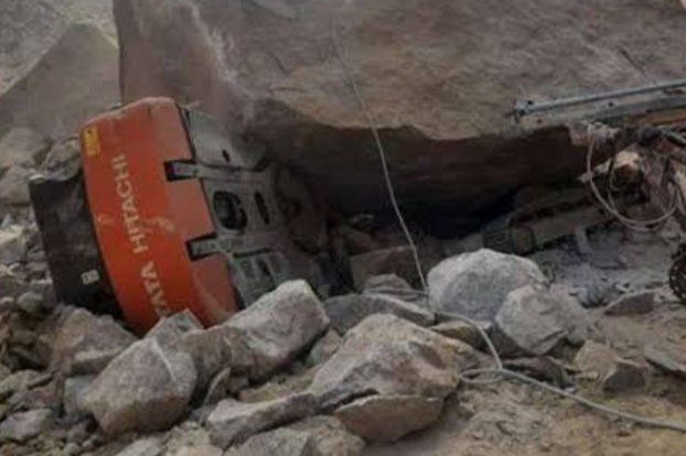 Major accident in Haryana's Bhiwani mining area in Dadam, four killed, 10 vehicles buried under debris