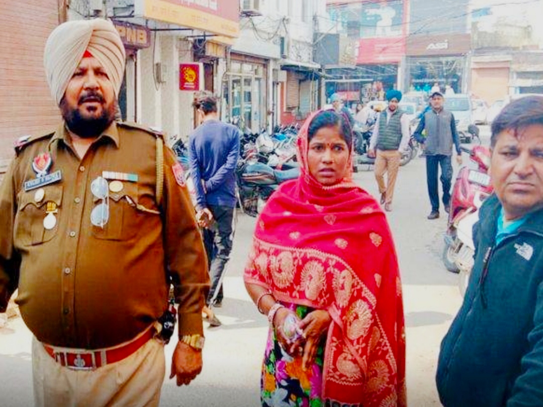 Nausarbaaz stole 41 thousand rupees from a woman who went to deposit money in Jalandhar's bank, incident captured in CCTV