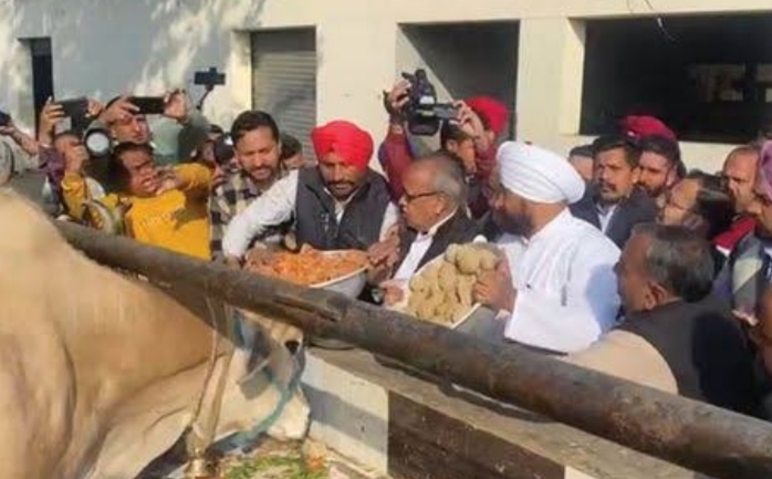 Punjab Election 2022: Political leaders reach religious places before voting