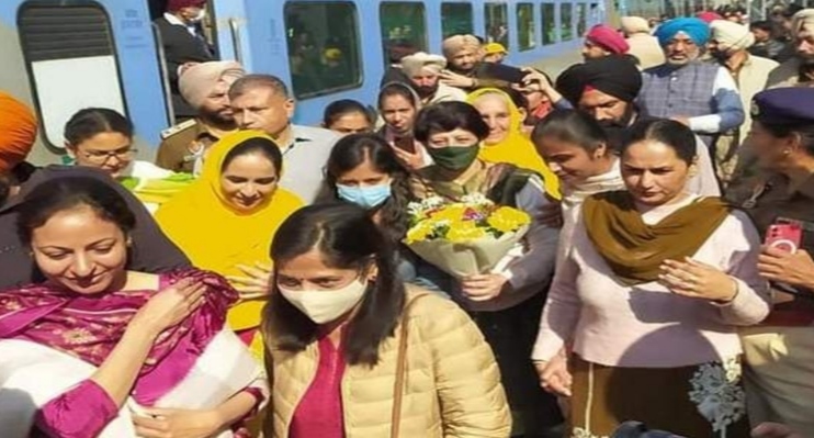 Arvind Kejriwal's wife and daughter reached Dhuri to campaign, sought votes for Bhagwant Mann
