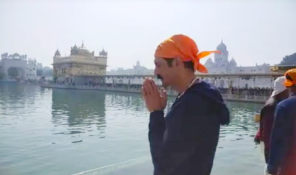 Bollywood actor Arjun Rampal bowed down at Sri Harimandir Sahib
