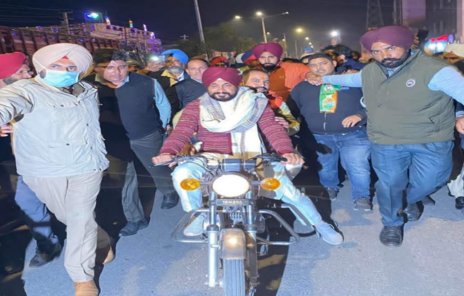 CM Channi won the hearts of the people of the West by driving MLA Rinku's Yamaha bike - people welcomed Channi and Rinku with open hearts
