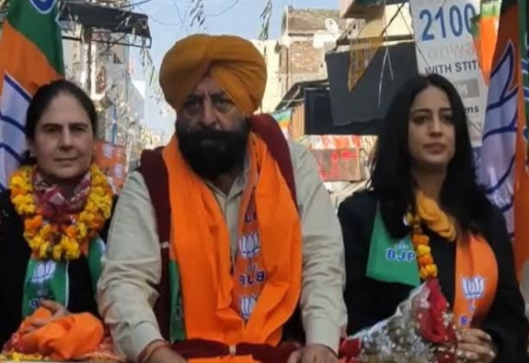 Bollywood actress Mahi Gill reached Jalandhar Cantt to campaign for BJP candidate Sarabjit Makkar.