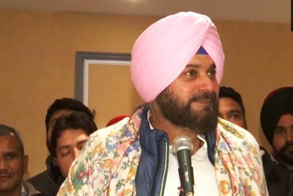 Navjot Sidhu's sharp remark on the high command, said - people sitting at the top in the party want a weak CM in the state