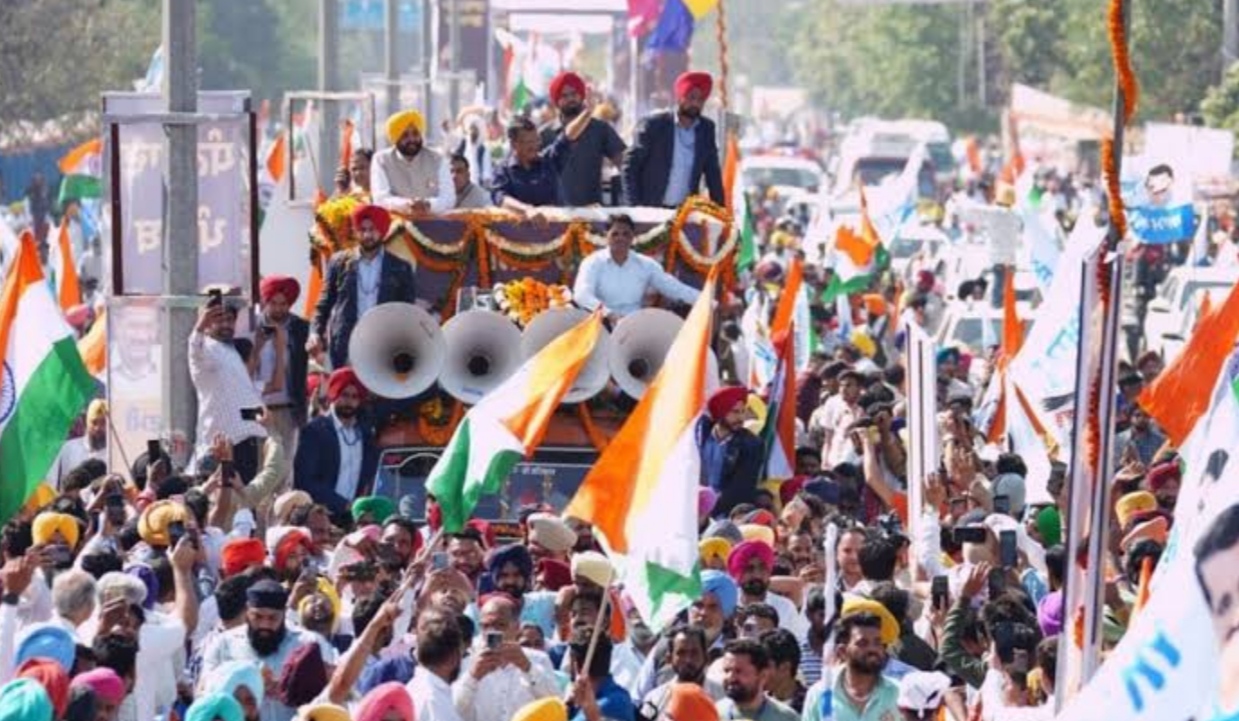 Arvind Kejriwal and Bhagwant Mann took out roadshow in Amritsar after winning with a thumping majority