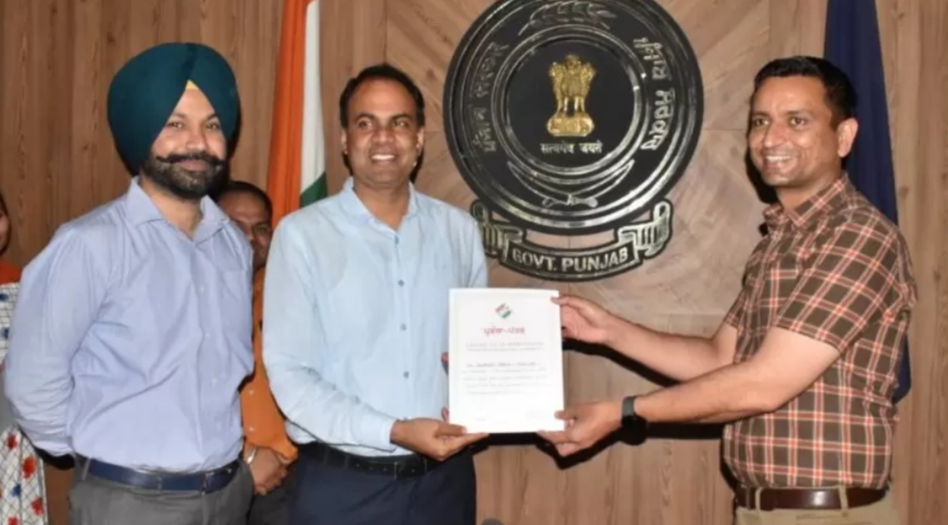 Deputy Commissioner honored 120 officers/employees for their excellent services during the Vidhan Sabha elections