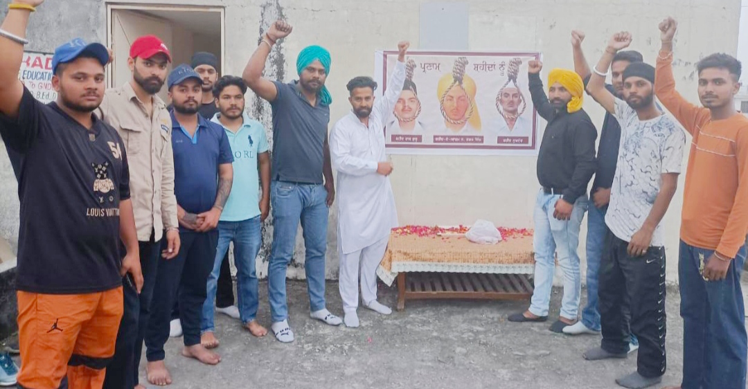 Aam Aadmi Party's youth worker Abhishek Bakshi paid tribute to the martyrs and told that on March 23, Shaheed Bhagat Singh, Rajguru and Sukhdev were hanged for the country: Bakshi