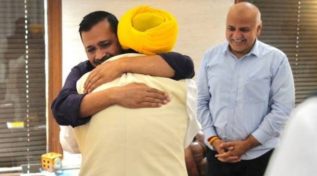 After the tremendous victory in Punjab, Kejriwal hugged Bhagwant Mann, Mann will take oath as Chief Minister on March 16