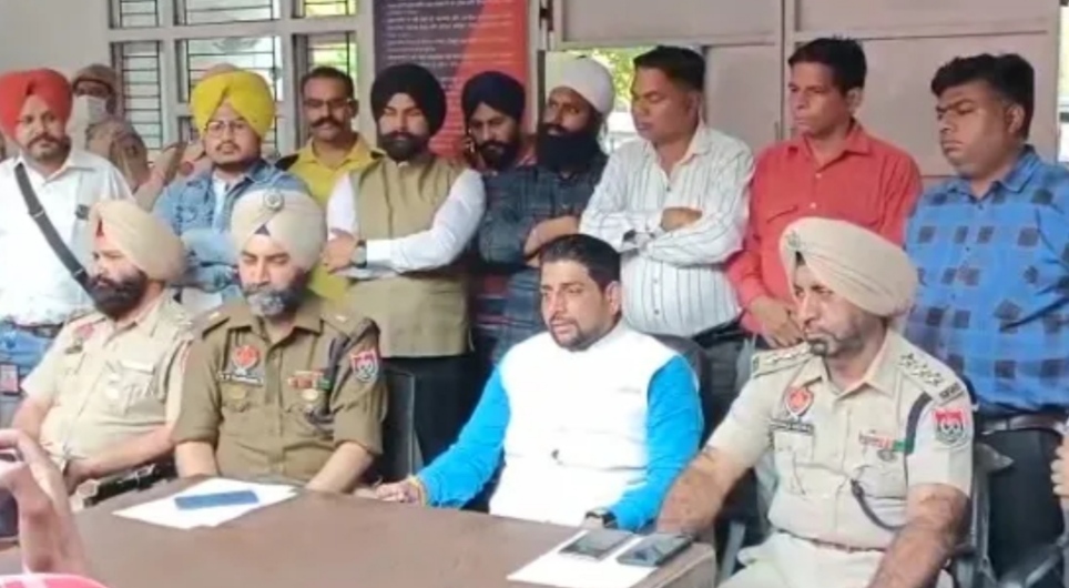 Sheetal Angural made a special appeal to the residents of the area by holding a press conference with the police officers.